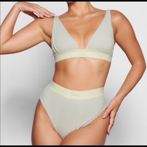 SKIMS soft lounge plunge bralette talc